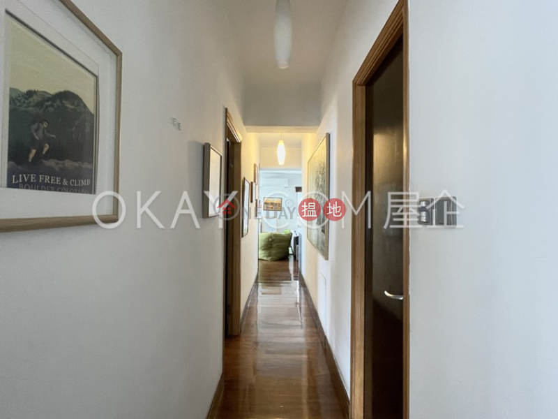 Nicely kept 3 bedroom with balcony & parking | Rental | Silver Fair Mansion 銀輝大廈 Rental Listings