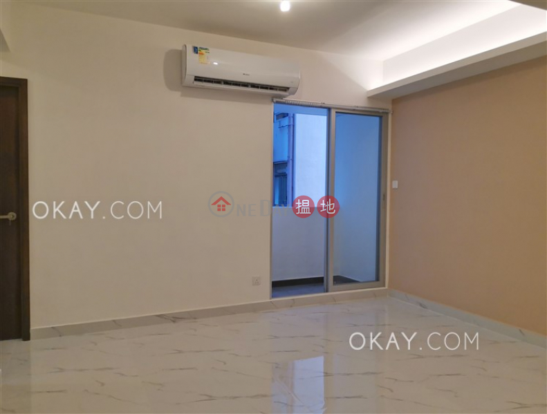 Generous 2 bedroom with balcony | Rental, Vienna Mansion 華納大廈 Rental Listings | Wan Chai District (OKAY-R179296)