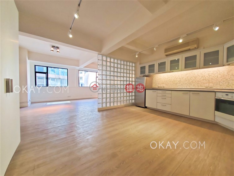 HK$ 30,000/ month | Win Hing House, Central District | Luxurious 1 bedroom in Central | Rental