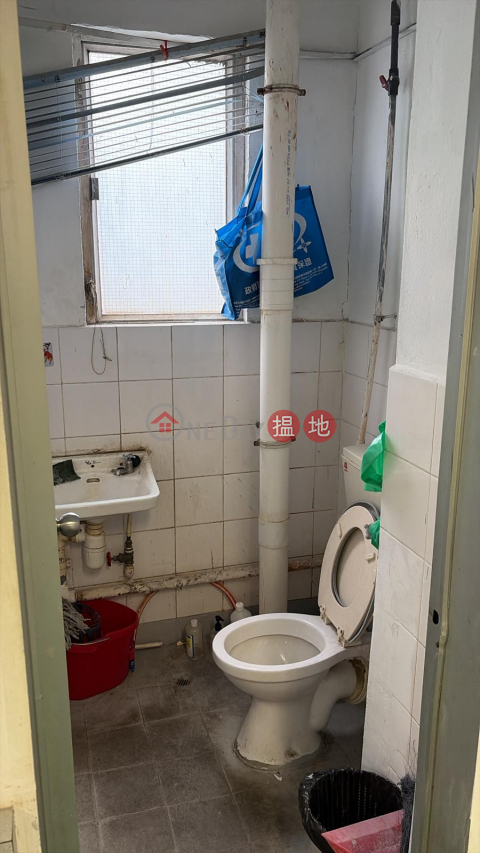 It has been renovated and the warehouse is closed. The parking lot of the building can accommodate container trucks. | Goodview Industrial Building 好景工業大廈 _0