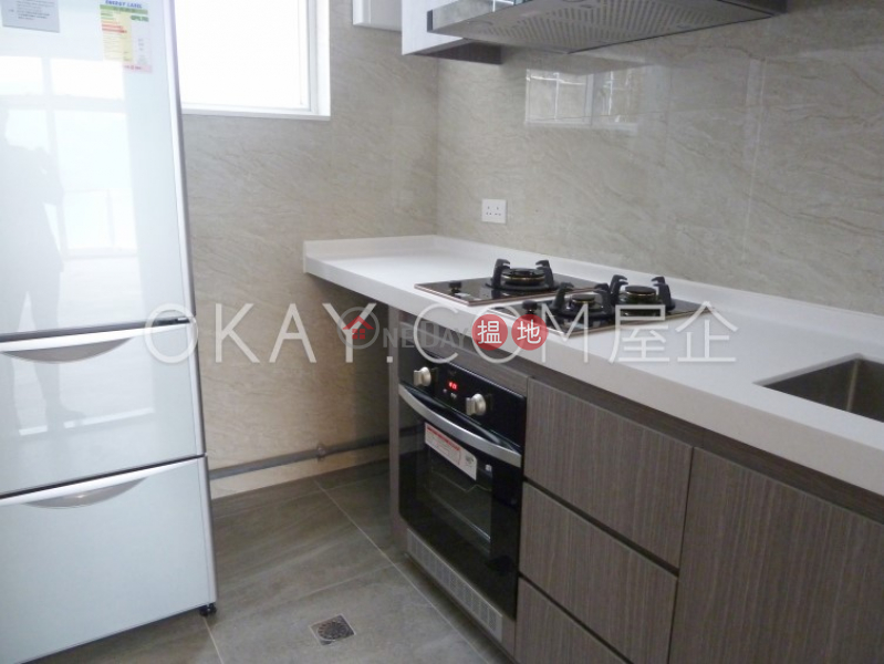 Stylish house with balcony & parking | Rental | 30 Cape Road Block 1-6 環角道 30號 1-6座 Rental Listings