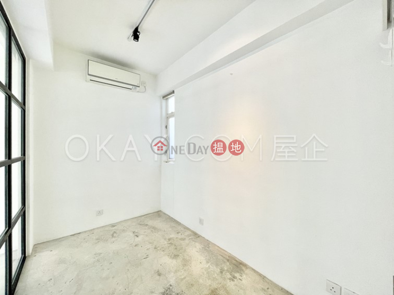 HK$ 11.8M, Tai Yuen | Wan Chai District | Lovely 2 bedroom on high floor with rooftop | For Sale