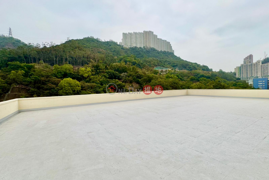 HK$ 47,000/ month Kinwah Factory Building, Kwai Tsing District, Rare Whole-Floor Industrial Loft + Private Roof in Kwai Chung 4 mins from KCC
