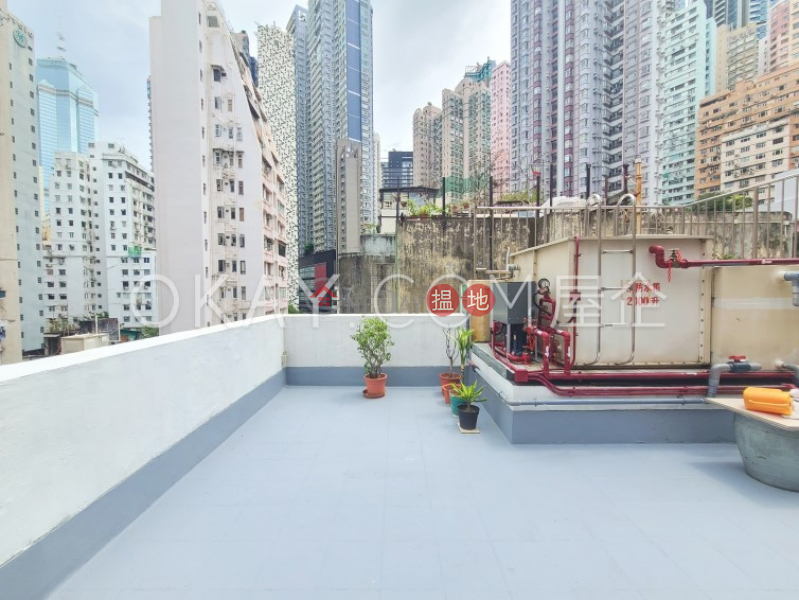 Practical 2 bedroom on high floor with rooftop | Rental | 152-154 Hollywood Road 荷李活道152-154號 Rental Listings