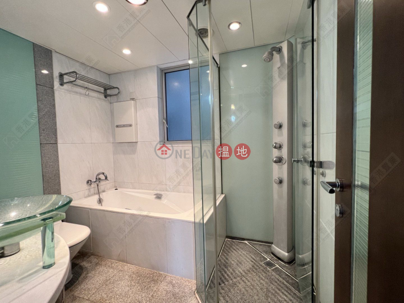 HK$ 38M, The Harbourside Tower 1 Yau Tsim Mong Three bedrooms and one apartment in The Harbourside