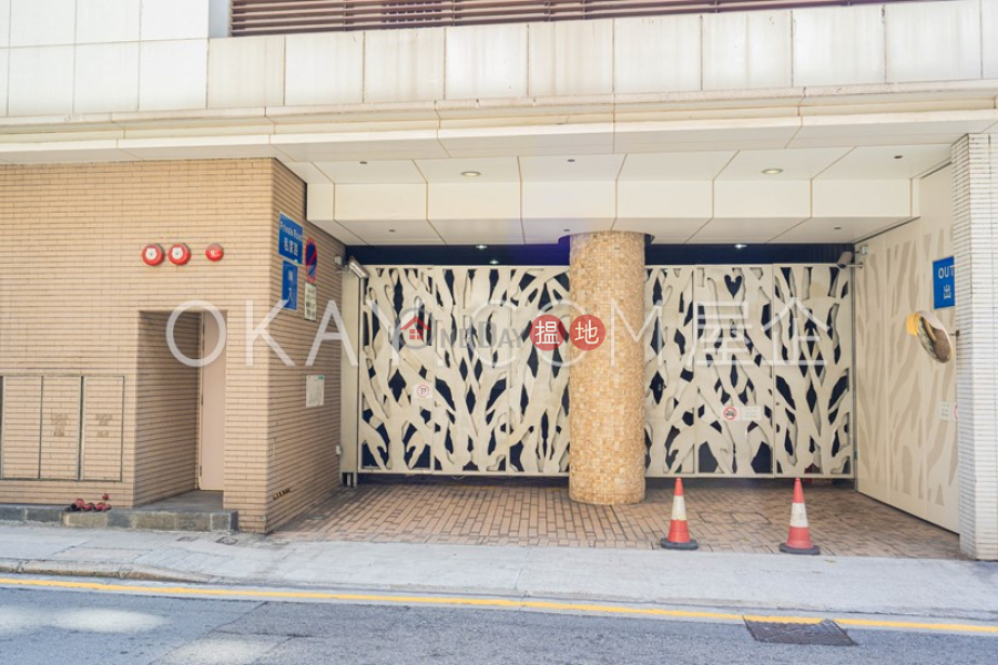 Tasteful 3 bedroom with balcony | For Sale | 18 Conduit Road 干德道18號 Sales Listings
