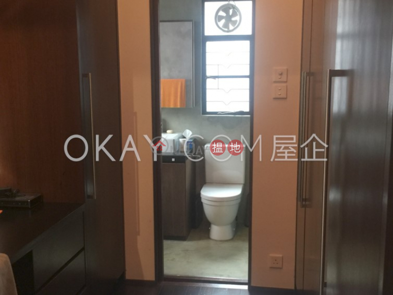 Charming 1 bedroom on high floor with rooftop | Rental | 10-14 Gage Street 結志街10-14號 Rental Listings