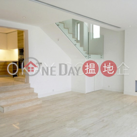 Exquisite house with terrace & parking | Rental