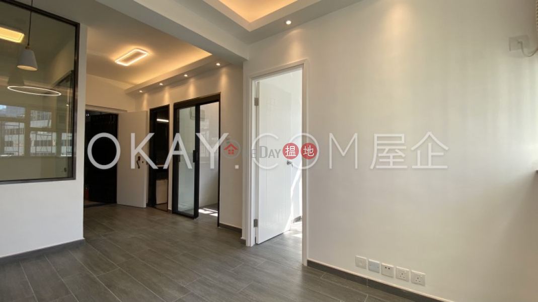 HK$ 8M, Chee On Building | Wan Chai District | Unique 2 bedroom on high floor | For Sale