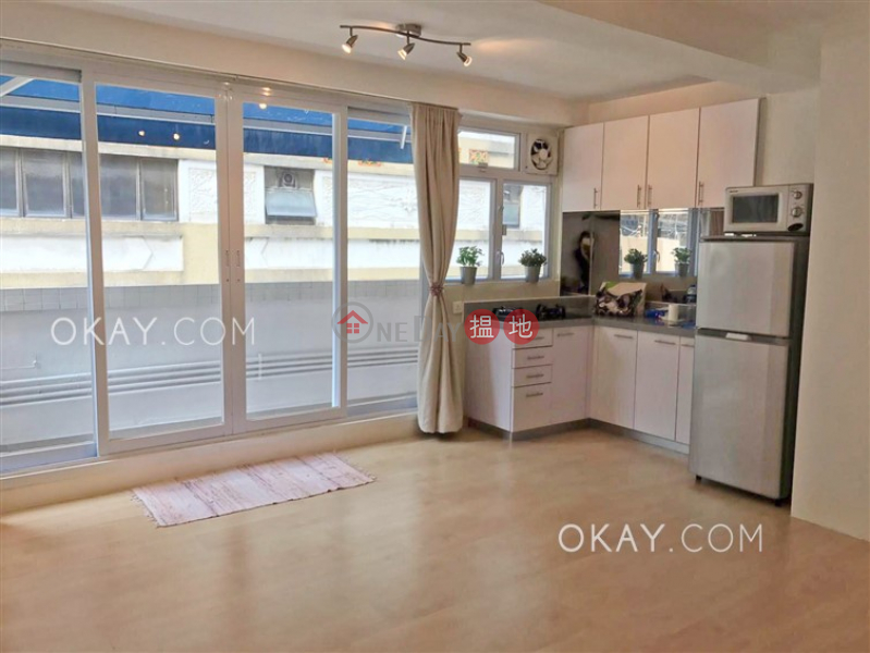 Practical with balcony in Sheung Wan | For Sale | Wah Koon Building 華冠大廈 Sales Listings