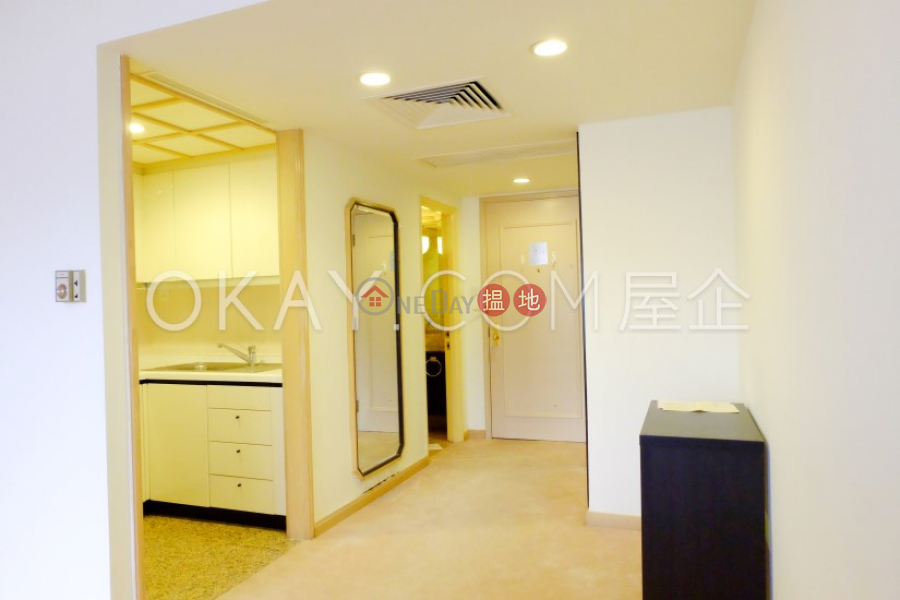 HK$ 9.5M | Convention Plaza Apartments Wan Chai District, Tasteful studio on high floor | For Sale