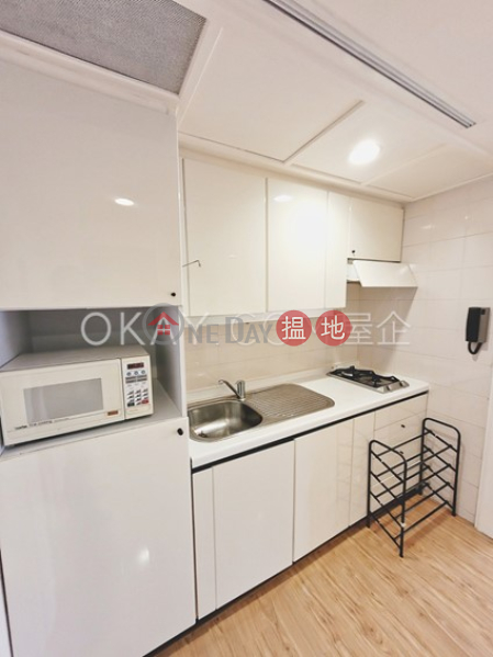 HK$ 10.5M | Convention Plaza Apartments Wan Chai District | Stylish studio on high floor with sea views | For Sale