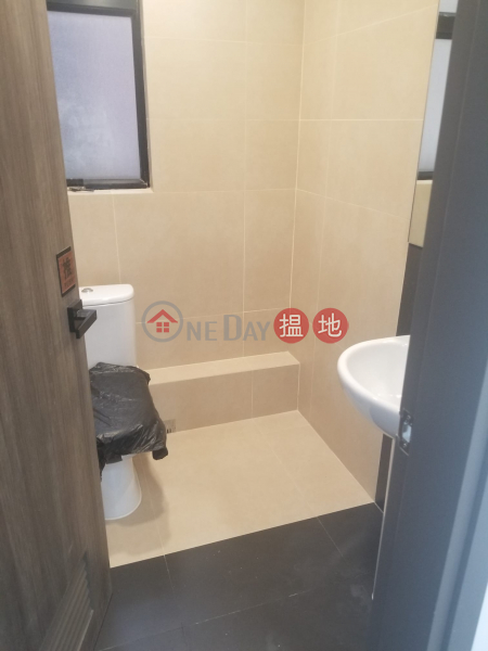 HK$ 53,379/ month CKK Commercial Centre, Wan Chai District, TEL: 98755238