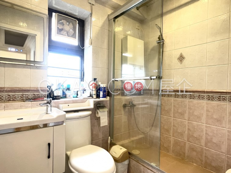 HK$ 8.39M | Wonderland Villas Estate Block 3, Kwai Tsing District | Generous 3 bedroom with terrace | For Sale