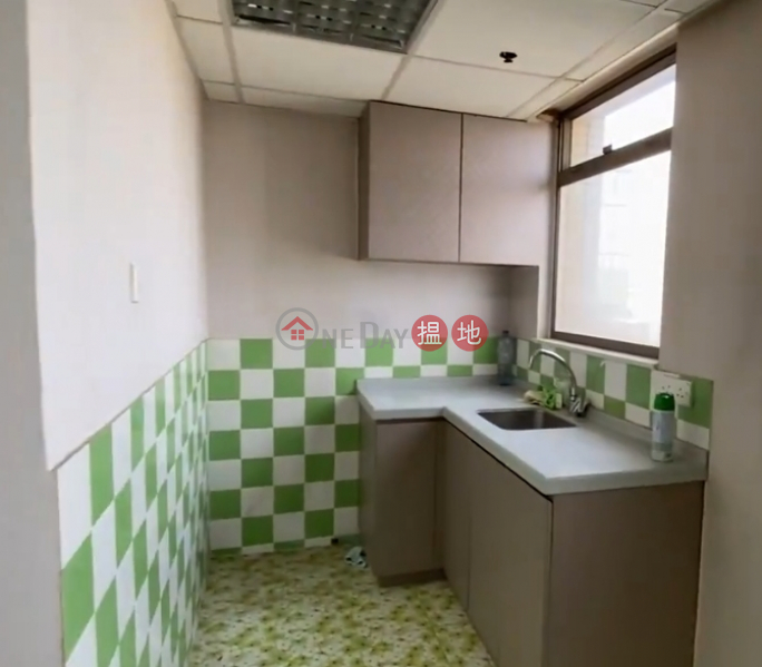 HK$ 27,300/ month, Hyde Centre, Wan Chai District TEL 98755238