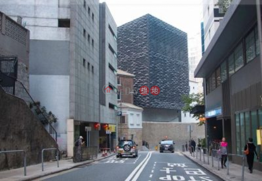 Spacious Carpark located in Central Business District | Central 8 半山捌號 Sales Listings