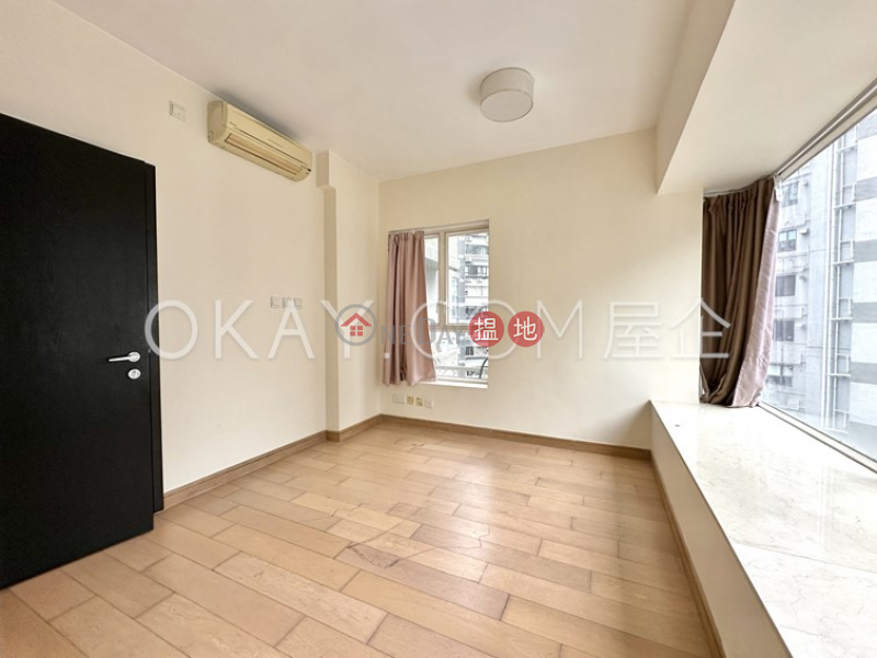 HK$ 25,000/ month | The Icon, Western District, Intimate 1 bedroom on high floor with balcony | Rental