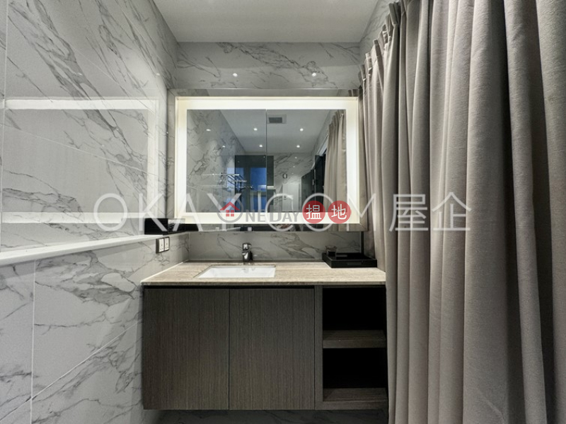 HK$ 65,000/ month The Icon, Western District Exquisite penthouse with rooftop & balcony | Rental