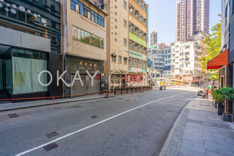 HK$ 12.5M | 122 Hollywood Road | Central District, Tasteful 1 bedroom on high floor | For Sale