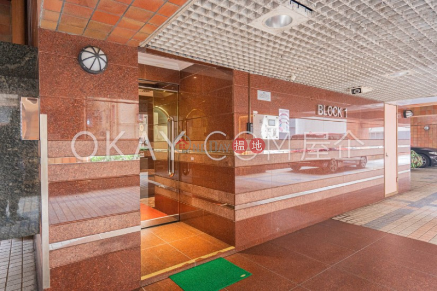 Popular 2 bedroom in Mid-levels West | For Sale | Peaksville 蔚巒閣 Sales Listings