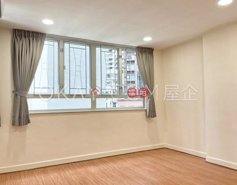 HK$ 35,000/ 月|嘉輝大廈西區3房2廁,連車位,露台嘉輝大廈出租單位