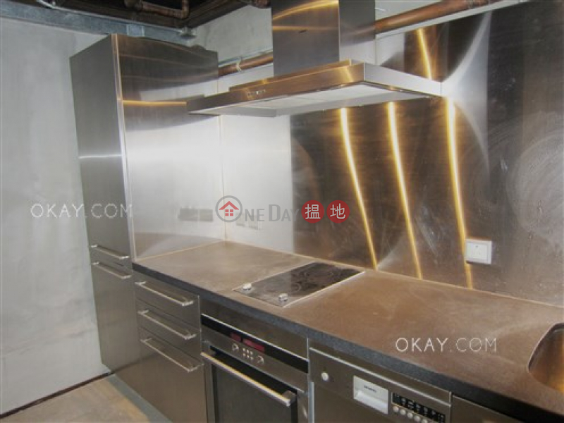 HK$ 42,000/ month Po Hing Mansion Central District Gorgeous studio in Sheung Wan | Rental