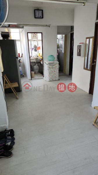 Property Search Hong Kong | OneDay | Residential Rental Listings, Two bedrooms and two living rooms, near Sham Shui Po MTR station, 8/F (stairs).