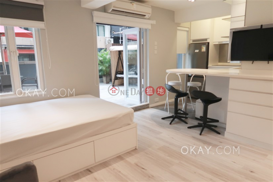 Generous with terrace in Central | Rental | Ying Pont Building 英邦大廈 Rental Listings