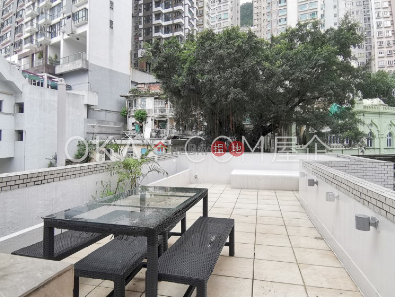 Charming 1 bedroom on high floor with rooftop | Rental | Sun Fat Building 新發樓 Rental Listings