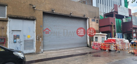 Parking is available in front of the factory gate. | Yip Shing Industrial Centre 業成工業中心 _0