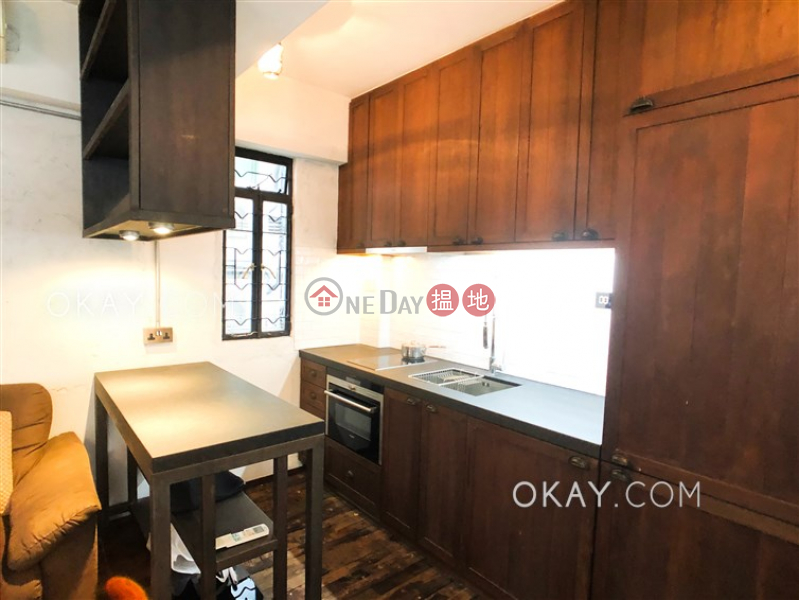 Charming studio in Sheung Wan | For Sale, 40-42 Circular Pathway 弓絃巷40-42號 Sales Listings | Western District (OKAY-S256185)
