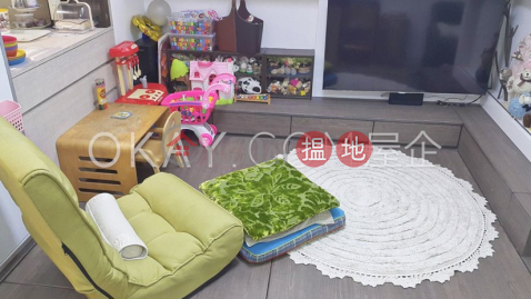 Intimate 2 bedroom in Mid-levels West | For Sale | Wah Hing Industrial Mansions 華興工業大廈 _0