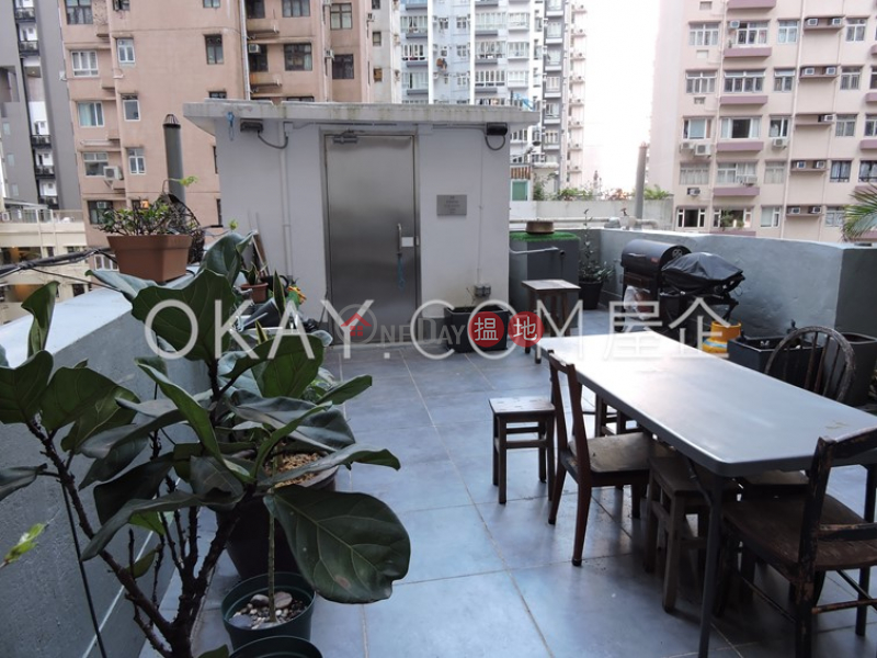 HK$ 10.25M 33-35 ROBINSON ROAD Western District | Nicely kept 2 bedroom on high floor with rooftop | For Sale