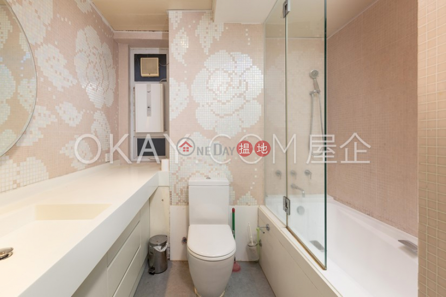 Nicely kept 1 bedroom with balcony & parking | Rental | Holland Garden 康蘭苑 Rental Listings