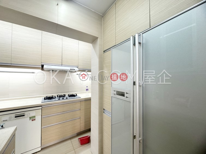 Efficient 3 bedroom on high floor with balcony | Rental | Block 1 Phoenix Court 鳳凰閣 1座 Rental Listings