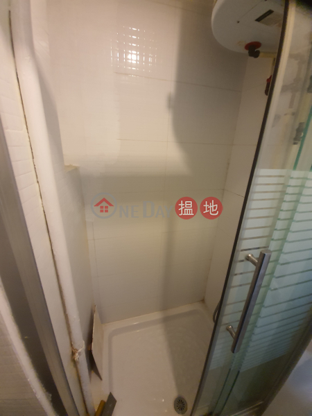 HK$ 13,000/ month, Golden Hill Commerical Mansion Wan Chai District, TEL: 98755238