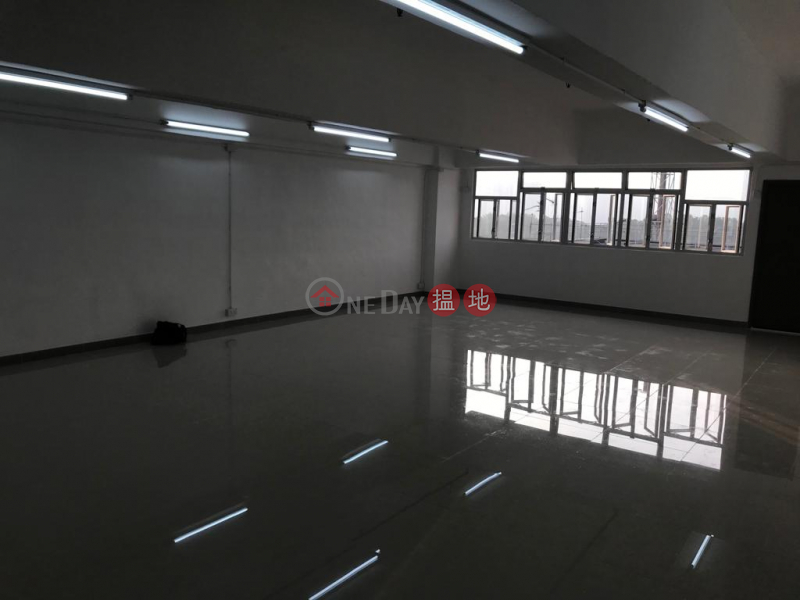 HK$ 15,000/ month | Golden Industrial Building, Kwai Tsing District | Newly equipped with internal toilets, with four compartments, that is, rent and use