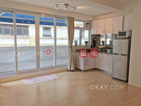 Practical with balcony in Sheung Wan | For Sale | Wah Koon Building 華冠大廈 _0