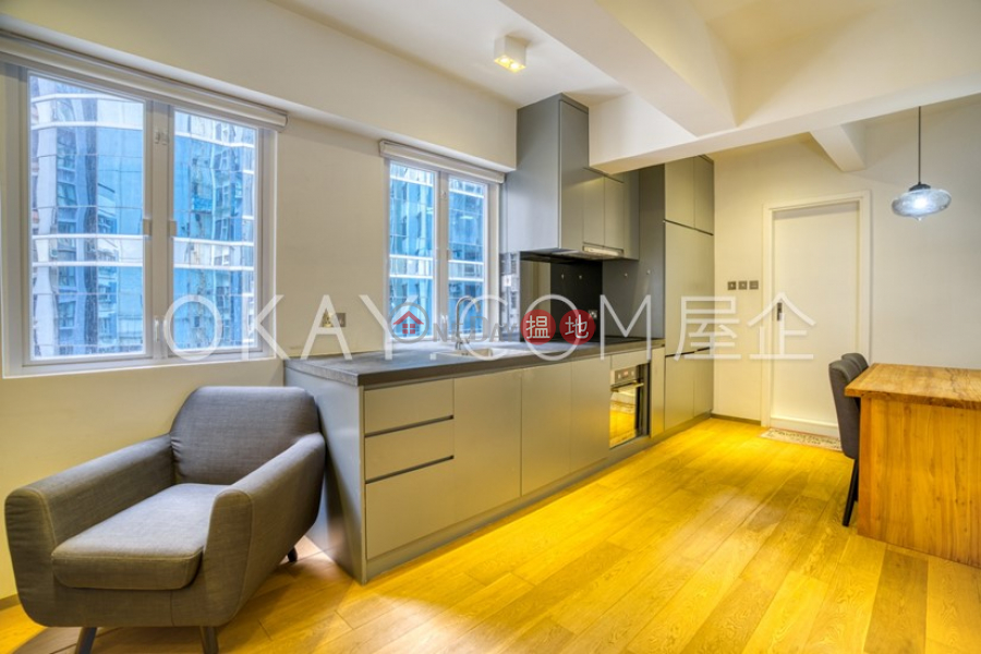 Gorgeous 2 bedroom in Sheung Wan | For Sale | Hang Fat Building 恆發大廈 Sales Listings