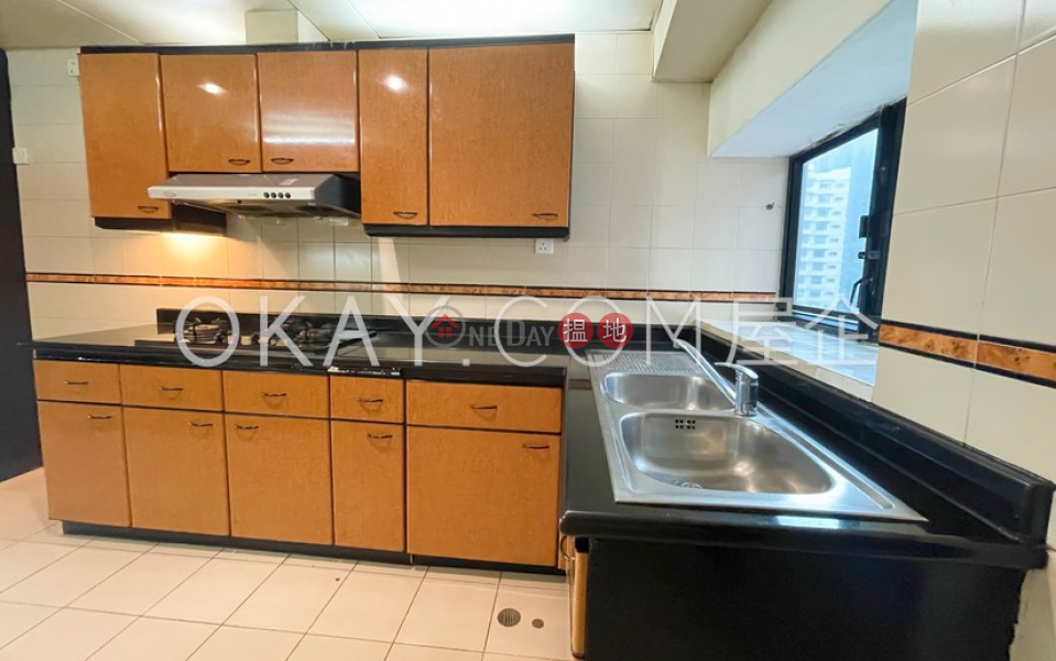 HK$ 85,000/ month Dynasty Court Central District Lovely 3 bed on high floor with harbour views & parking | Rental