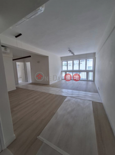 AMBER GARDEN 3 BED 2 BATH 1 CP 1 ROOFTOP, Amber Garden 安碧苑 | Wan Chai District (AMKPR-2141820986)_0