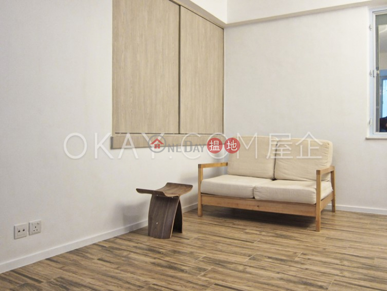 Charming 2 bedroom on high floor | For Sale | Hing Hon Building 興漢大廈 Sales Listings